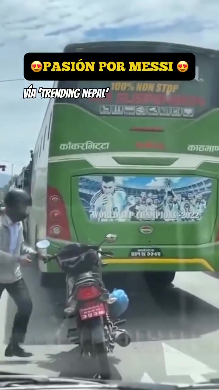 LOL赛事直播-忠实拥趸！一位球迷在堵车时擦拭大巴上的梅西海报，清理灰尘